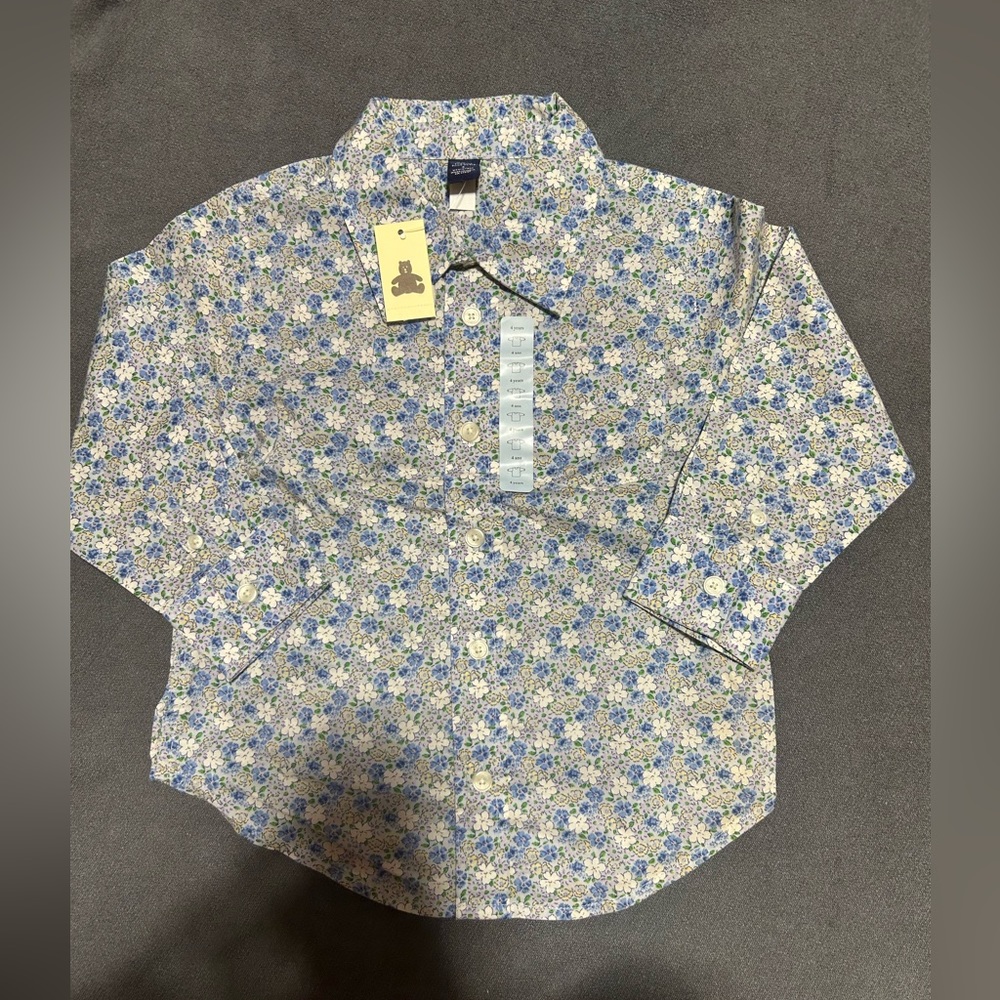 BNWT size 4T floral blouse. Such a lightweight shirt and nice buttons.
